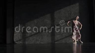 一位穿尖角鞋的芭蕾舞演员和一件<strong>飘逸</strong>的长裙踮着脚尖旋转，动作<strong>优雅</strong>。 慢动作